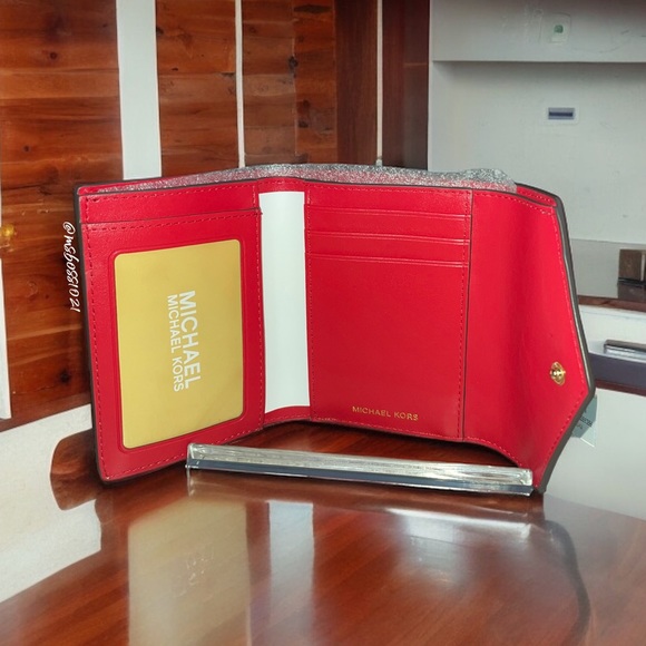 Michael Kors Md Envelope Trifold Wallet in Crimson NWT - Picture 4 of 4